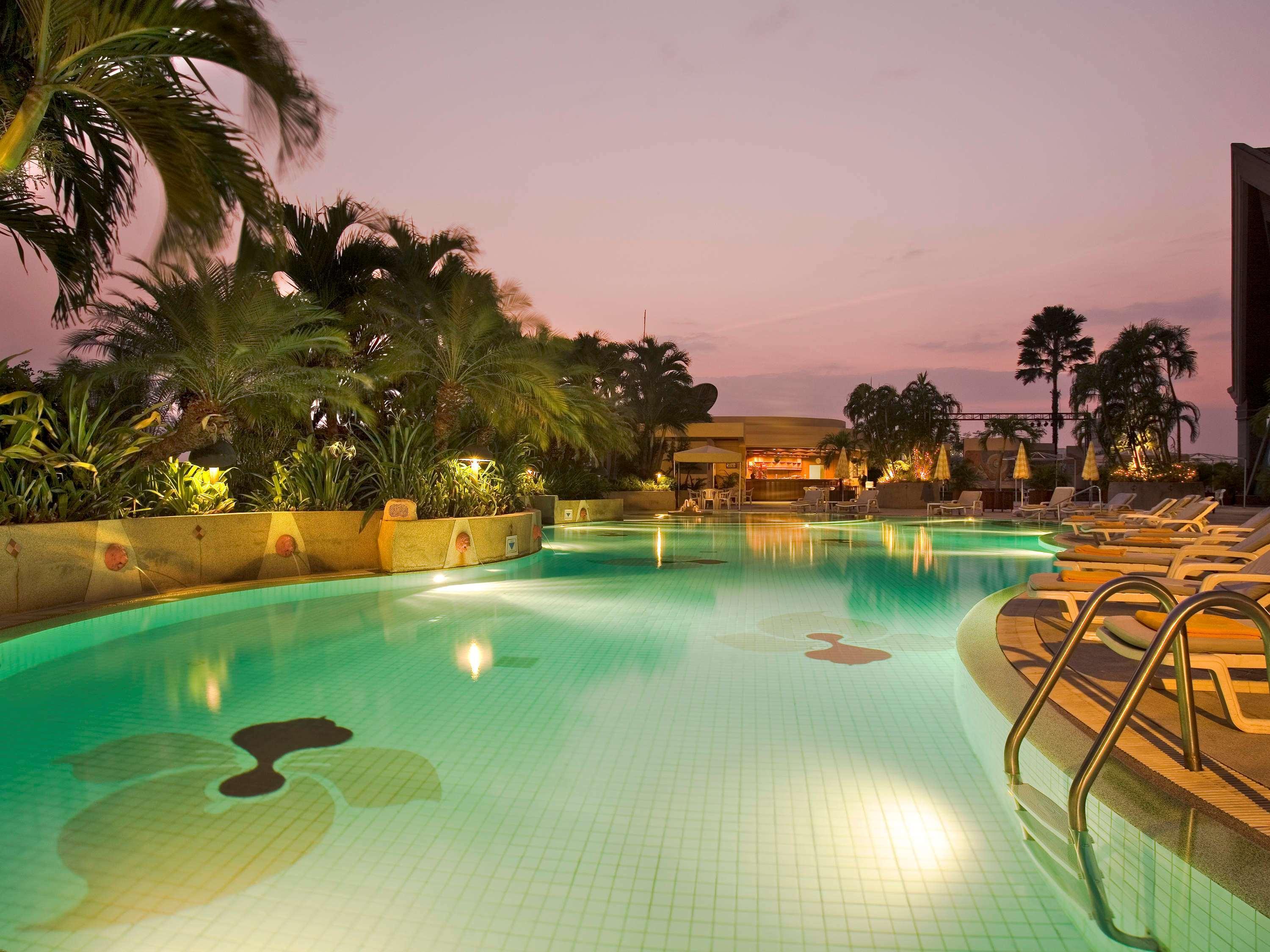 プルマン コンケーン ラジャ オーキッド ホテル コーンケーン エクステリア 写真 The pool at the Royal Thai Suite