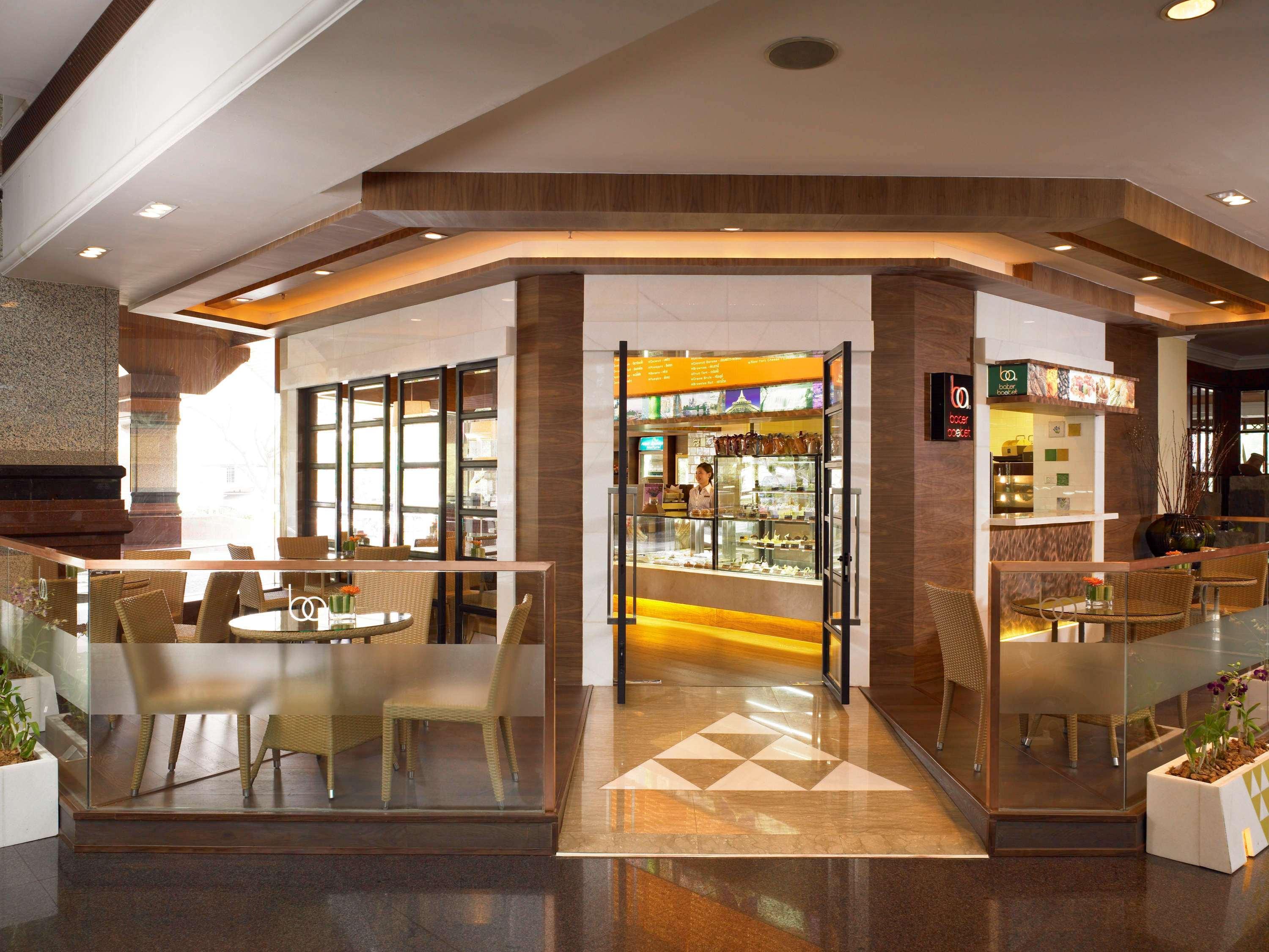 プルマン コンケーン ラジャ オーキッド ホテル コーンケーン エクステリア 写真 The interior of a typical Starbucks store