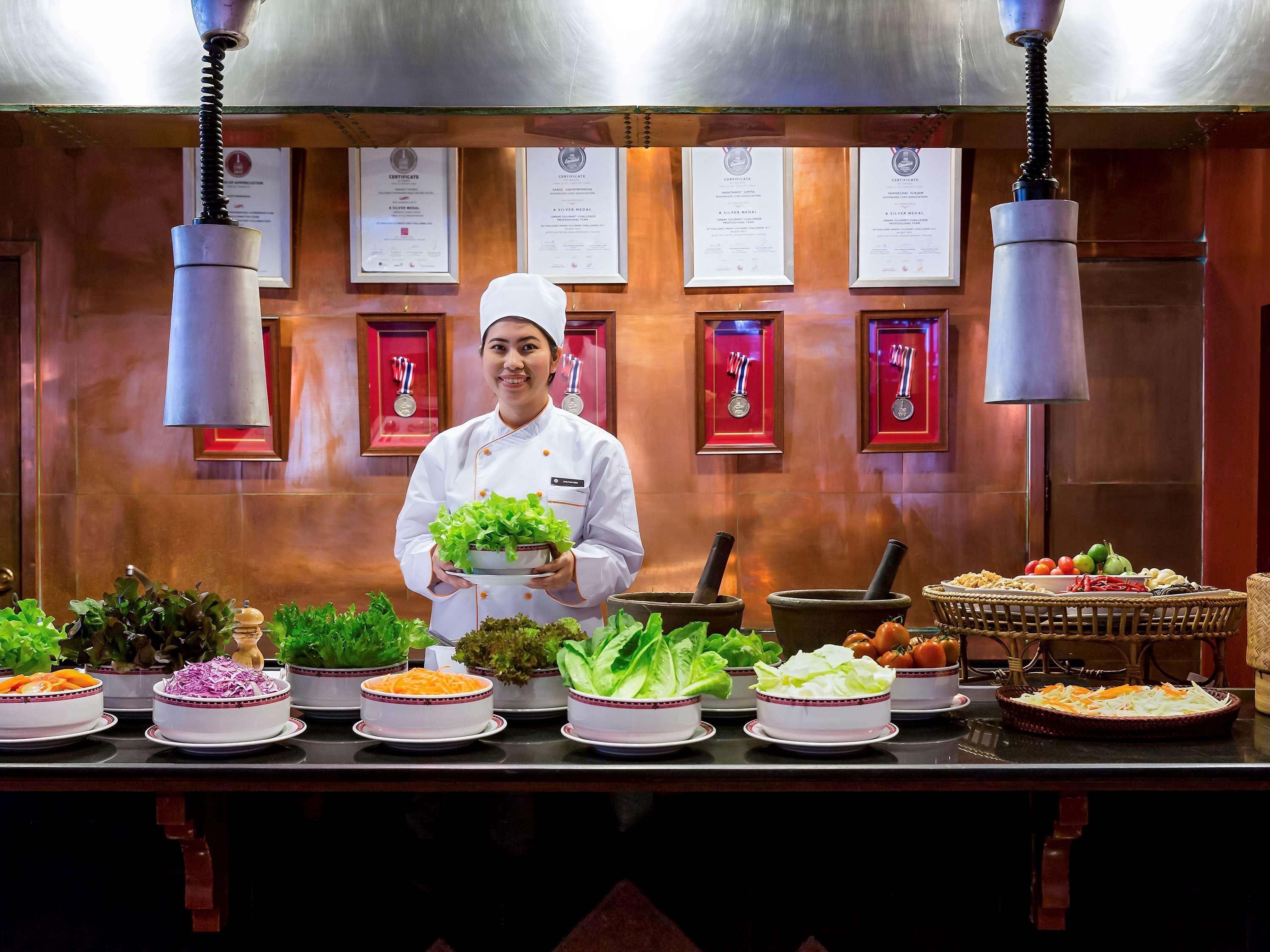プルマン コンケーン ラジャ オーキッド ホテル コーンケーン エクステリア 写真 A chef at work