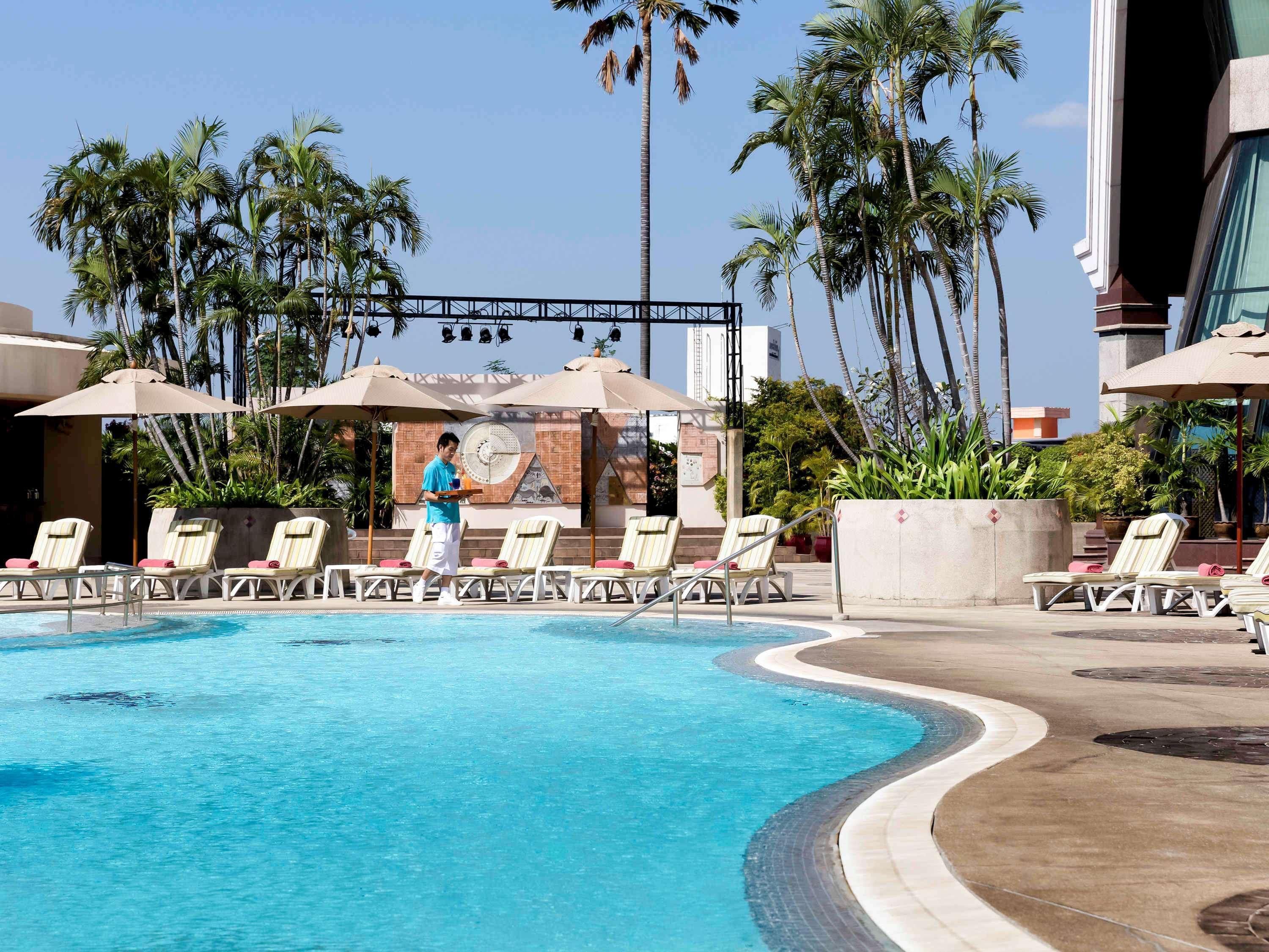 プルマン コンケーン ラジャ オーキッド ホテル コーンケーン エクステリア 写真 The pool at the hotel