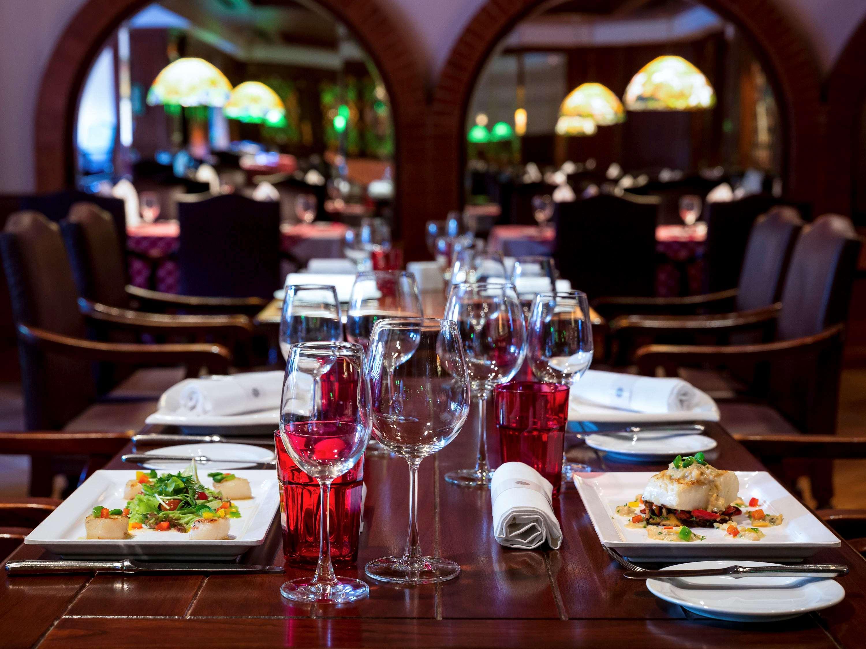 プルマン コンケーン ラジャ オーキッド ホテル コーンケーン エクステリア 写真 A restaurant table set for service