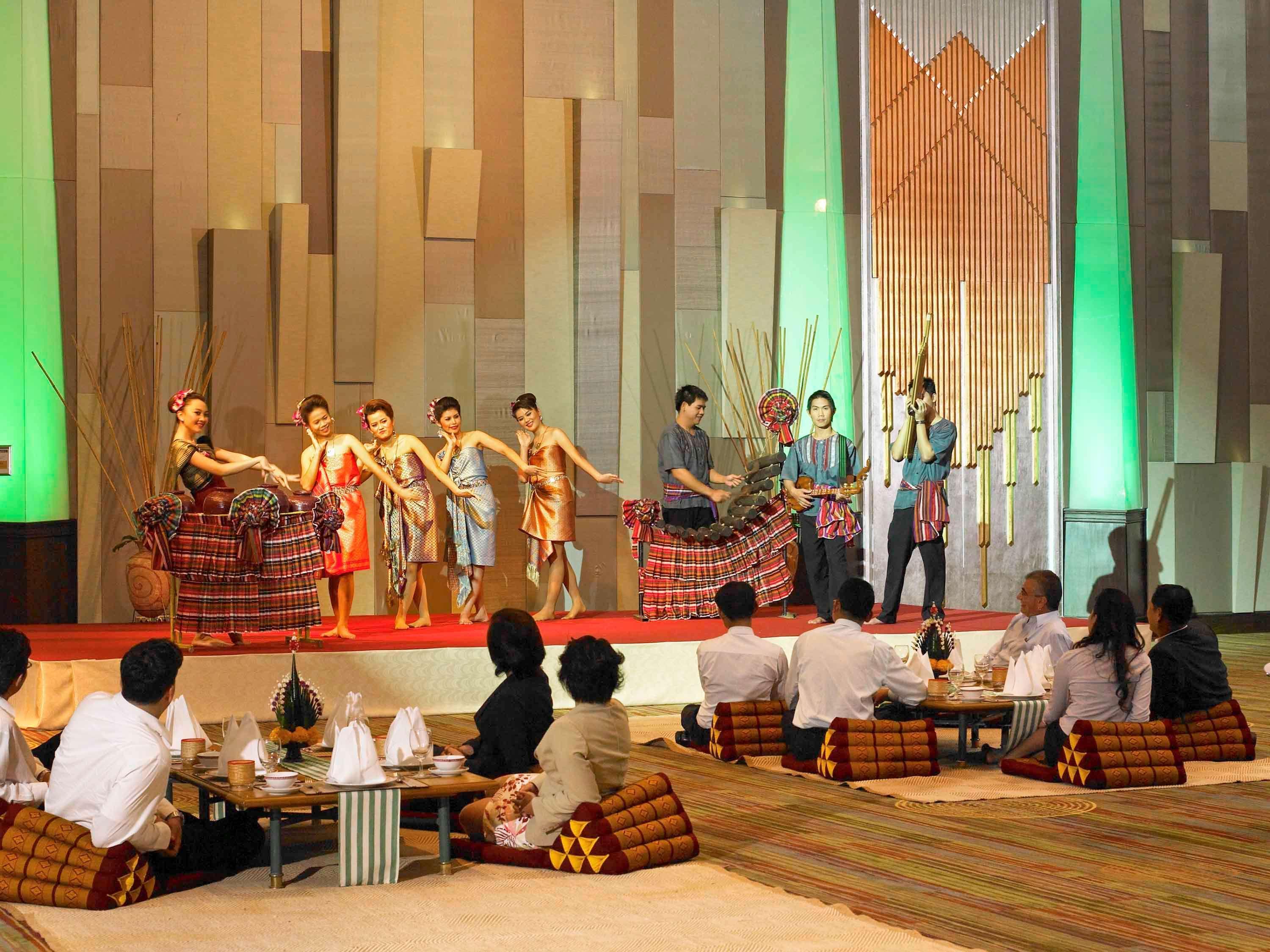 プルマン コンケーン ラジャ オーキッド ホテル コーンケーン エクステリア 写真 Thai traditional dance
