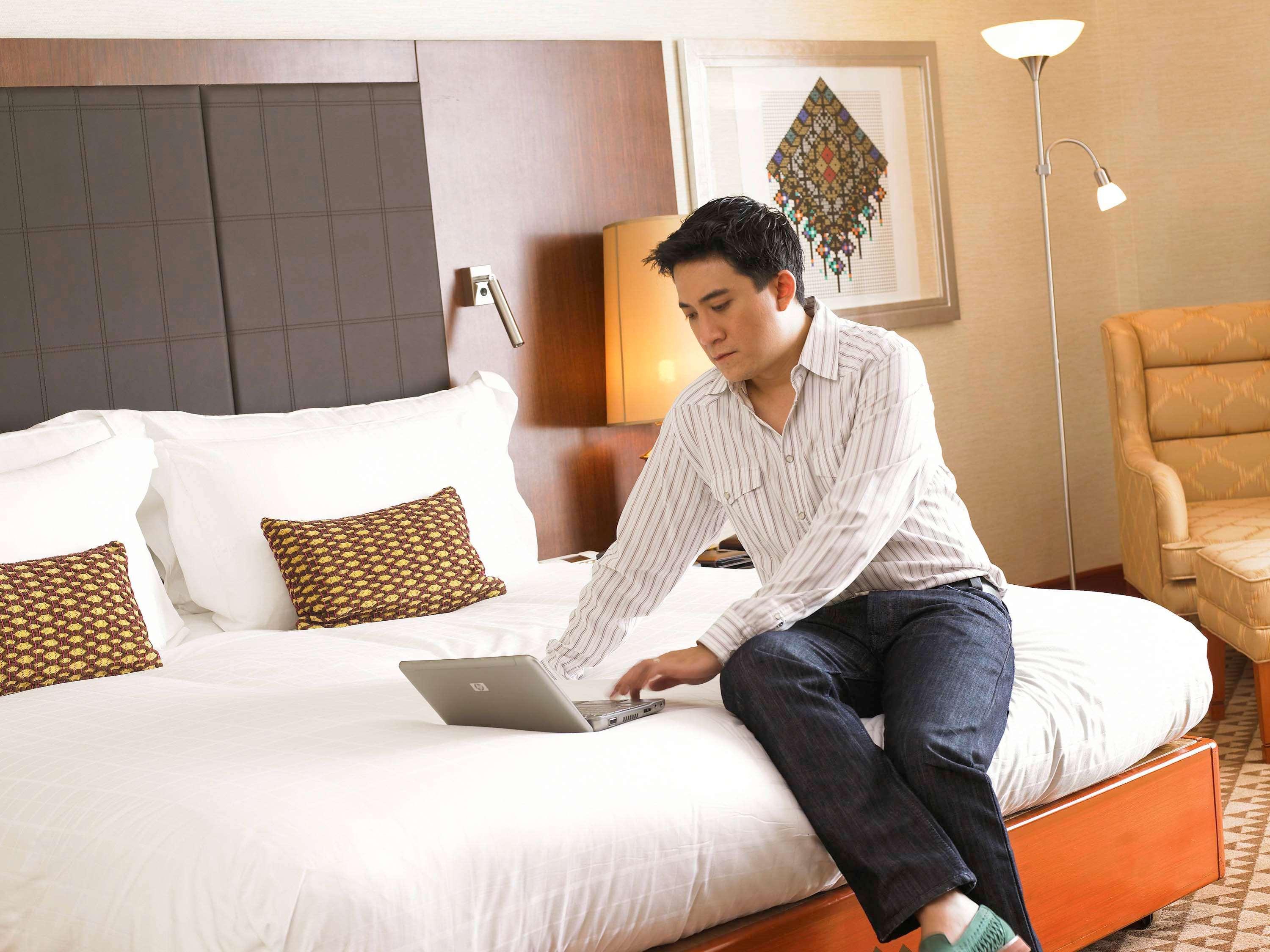 プルマン コンケーン ラジャ オーキッド ホテル コーンケーン エクステリア 写真 A guest using the hotel's Wi-Fi service