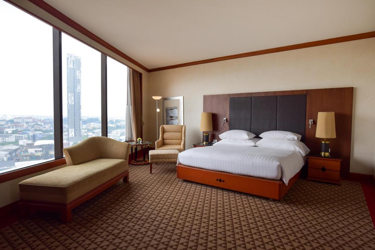プルマン コンケーン ラジャ オーキッド ホテル コーンケーン エクステリア 写真 A bedroom at the hotel