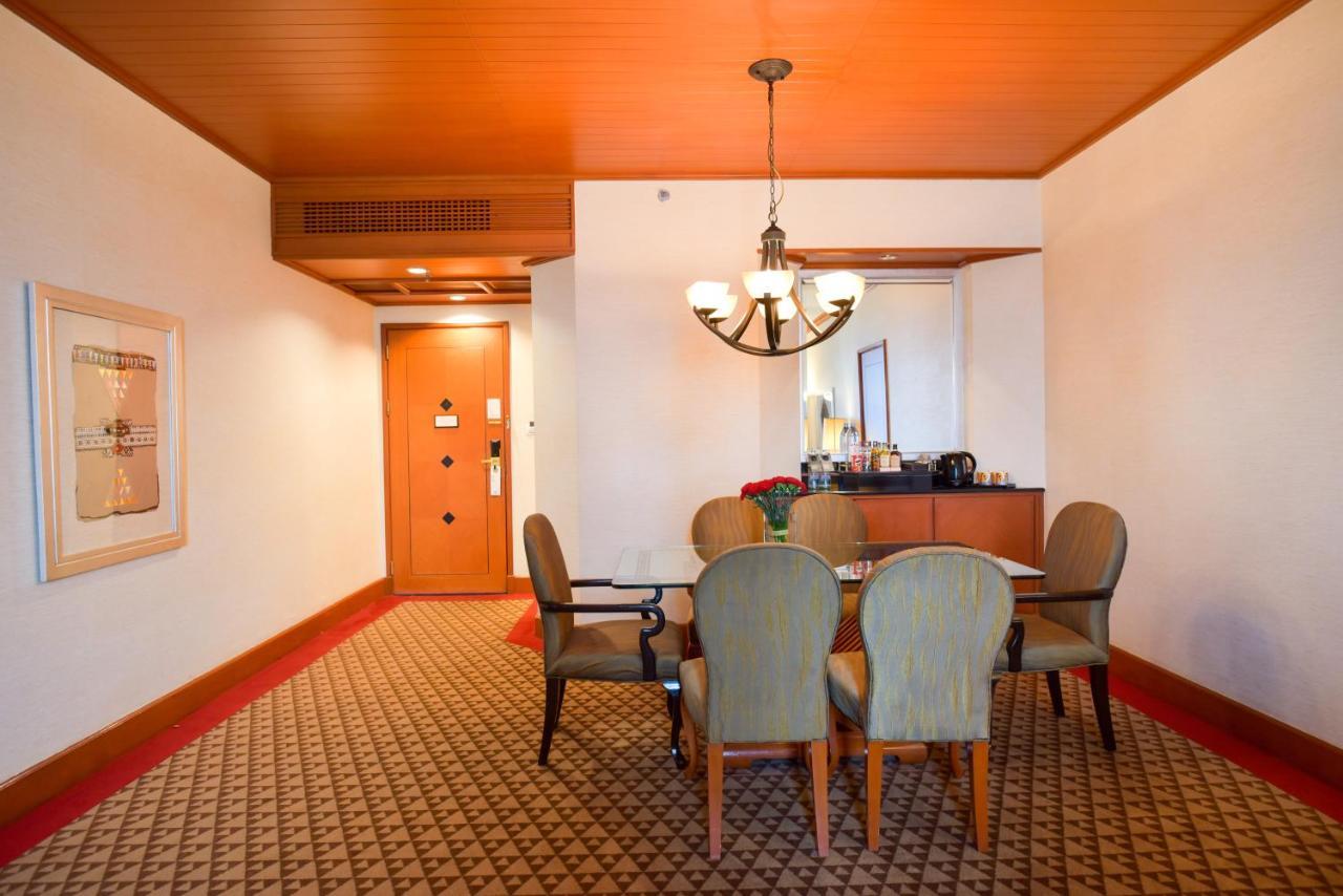 プルマン コンケーン ラジャ オーキッド ホテル コーンケーン エクステリア 写真 A suite at the Grand Hyatt Mumbai