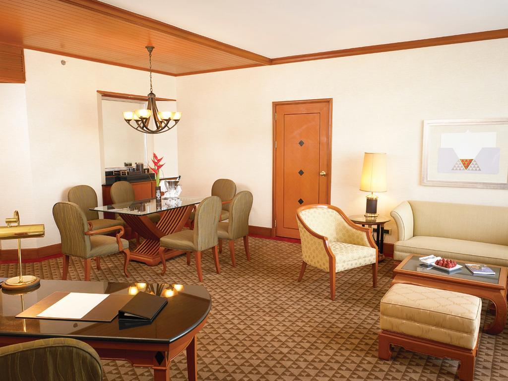 プルマン コンケーン ラジャ オーキッド ホテル コーンケーン エクステリア 写真 A suite at the Taj Mahal Palace, Mumbai
